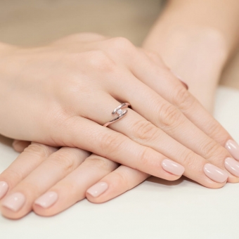 Pierścionek z różowego złota z brylantem 0.09ct BD373/R