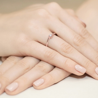 Pierścionek z różowego złota z brylantem 0.09ct BD383/R