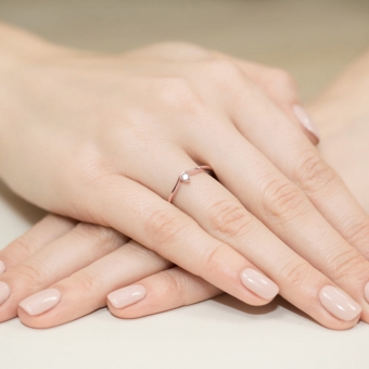 Pierścionek z różowego złota z brylantem 0.09ct BD385/R