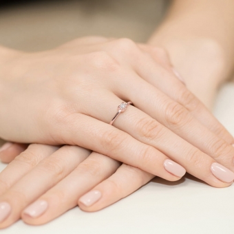 Pierścionek z różowego złota z brylantem 0.09ct BD386/R