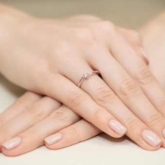 Pierścionek z różowego złota z brylantem 0.09ct BD395/R