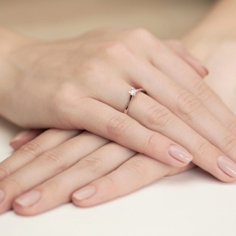 Pierścionek z różowego złota z brylantem 0.09ct BD407/R