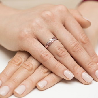 Pierścionek z różowego złota z brylantami 0.13ct BD415/R