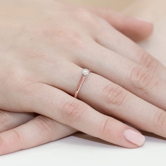 Pierścionek z różowego złota z brylantem 0.13ct BD42/R