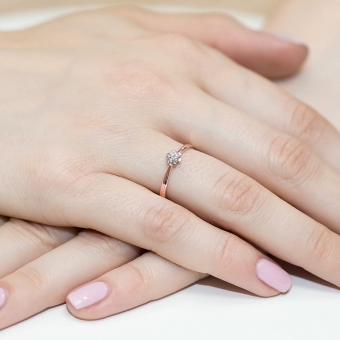 Pierścionek z różowego złota z brylantem 0.10ct BD53/R
