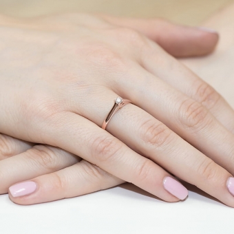 Pierścionek z różowego złota z brylantem 0.10ct BD70/R